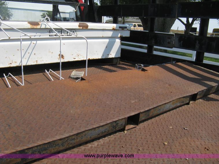 image for item B8071 1981 Ford F250 Custom flatbed pickup truck