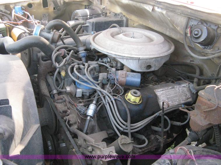 image for item B8071 1981 Ford F250 Custom flatbed pickup truck