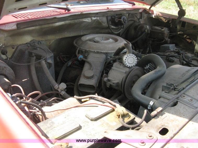 image for item B8071 1981 Ford F250 Custom flatbed pickup truck