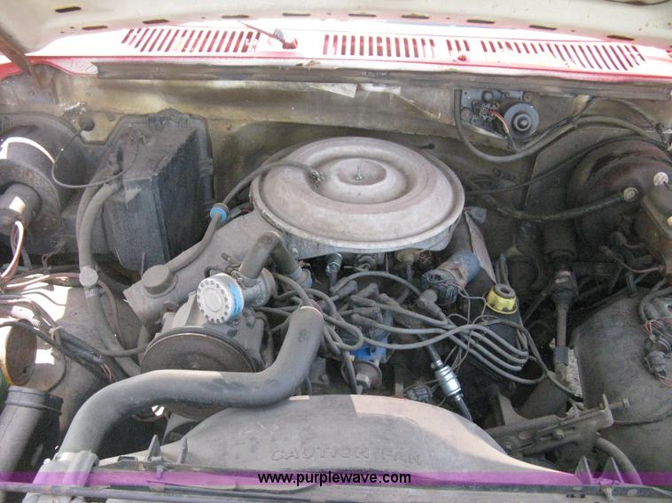 image for item B8071 1981 Ford F250 Custom flatbed pickup truck