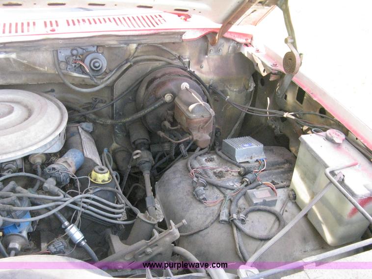 image for item B8071 1981 Ford F250 Custom flatbed pickup truck