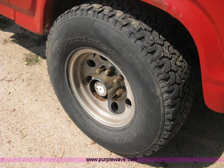 image for item B8071 1981 Ford F250 Custom flatbed pickup truck