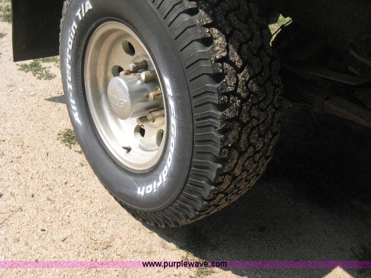 image for item B8071 1981 Ford F250 Custom flatbed pickup truck