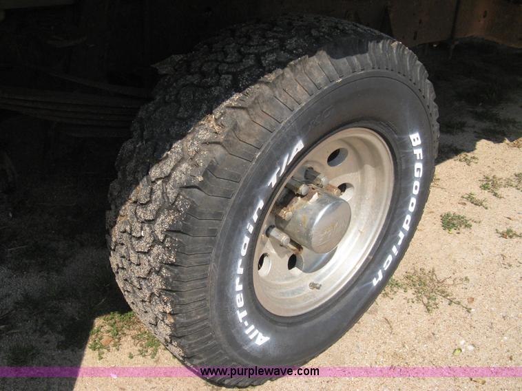 image for item B8071 1981 Ford F250 Custom flatbed pickup truck