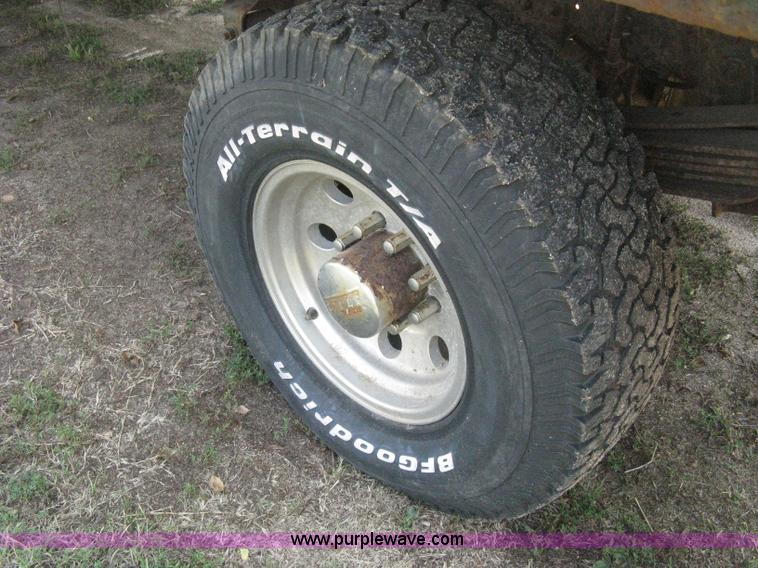 image for item B8071 1981 Ford F250 Custom flatbed pickup truck