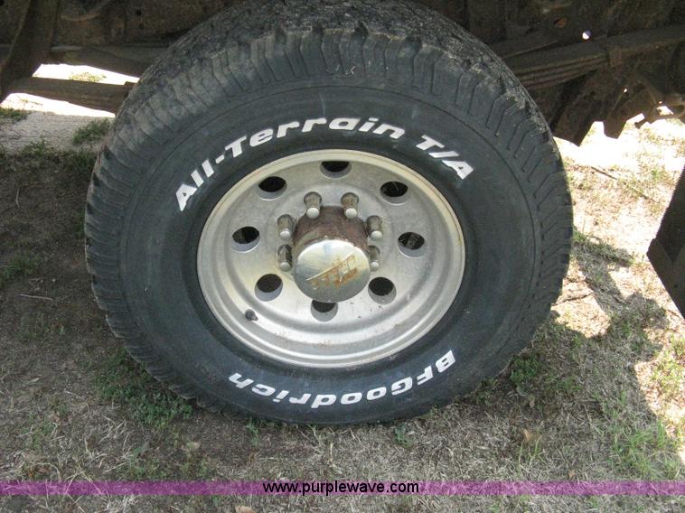 image for item B8071 1981 Ford F250 Custom flatbed pickup truck