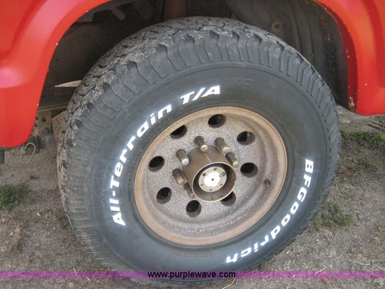 image for item B8071 1981 Ford F250 Custom flatbed pickup truck