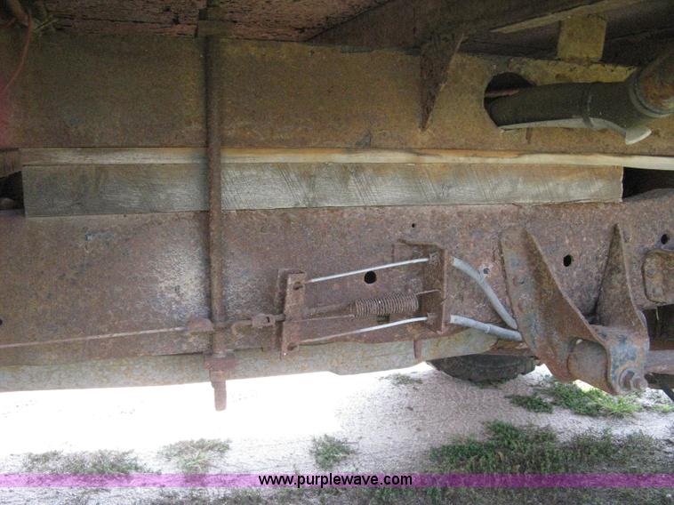 image for item B8071 1981 Ford F250 Custom flatbed pickup truck