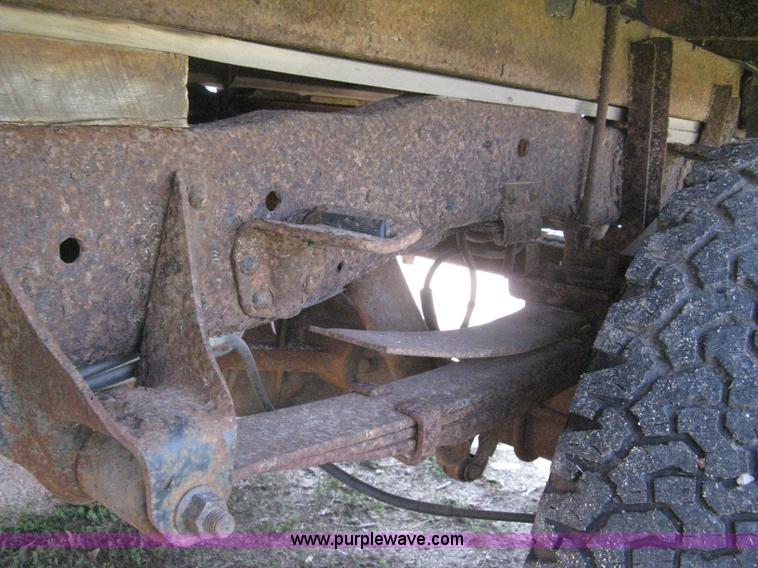 image for item B8071 1981 Ford F250 Custom flatbed pickup truck