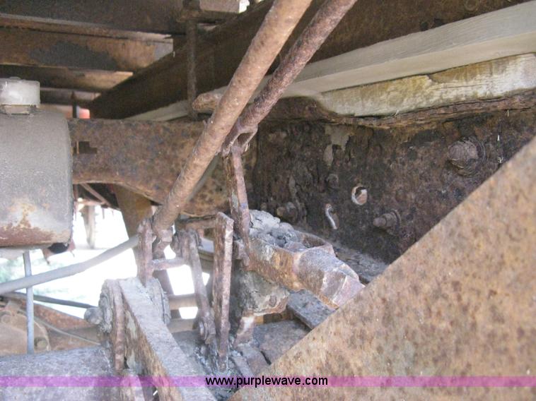 image for item B8071 1981 Ford F250 Custom flatbed pickup truck