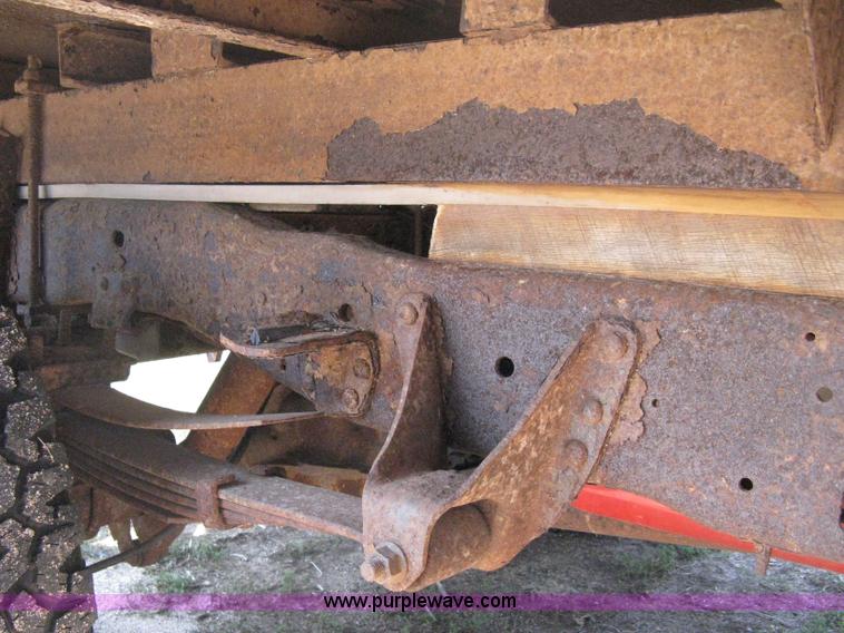 image for item B8071 1981 Ford F250 Custom flatbed pickup truck