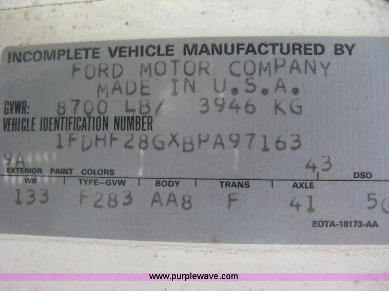 image for item B8071 1981 Ford F250 Custom flatbed pickup truck