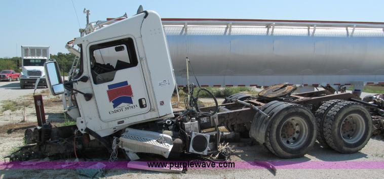 image for item E2095 2007 Kenworth T800 semi truck