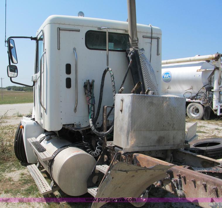 image for item E2095 2007 Kenworth T800 semi truck