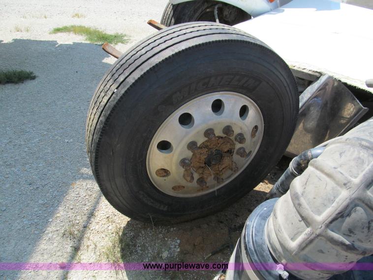 image for item E2095 2007 Kenworth T800 semi truck