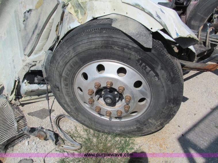 image for item E2095 2007 Kenworth T800 semi truck