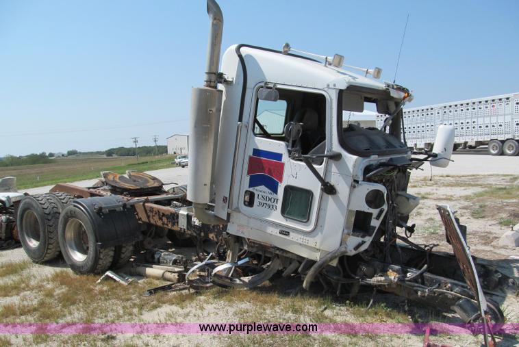 image for item E2095 2007 Kenworth T800 semi truck