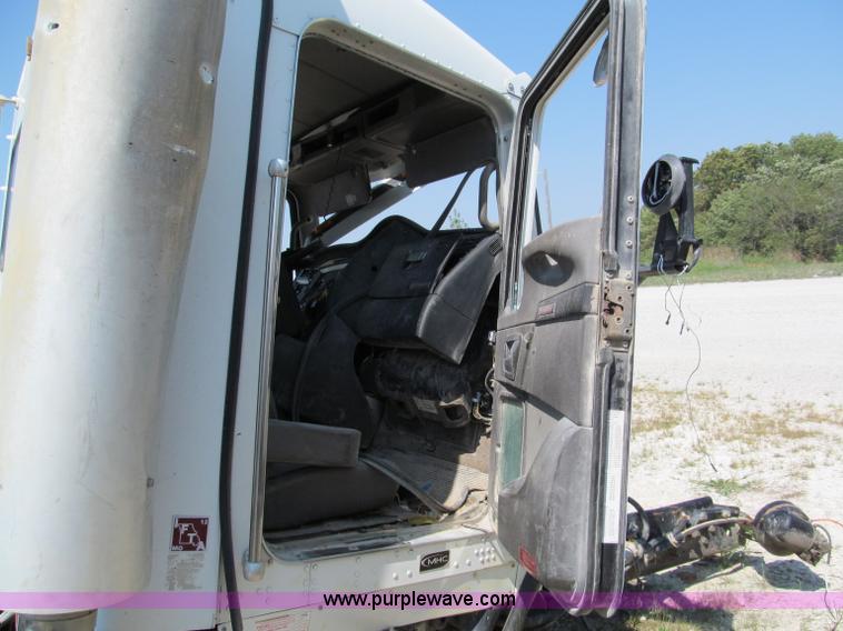 image for item E2095 2007 Kenworth T800 semi truck