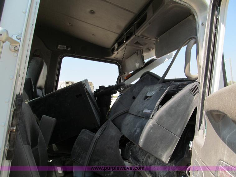 image for item E2095 2007 Kenworth T800 semi truck