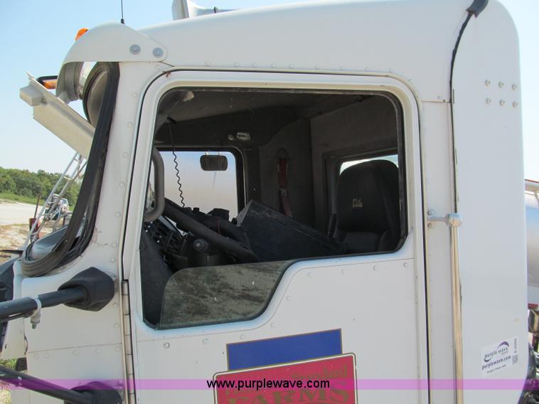 image for item E2095 2007 Kenworth T800 semi truck