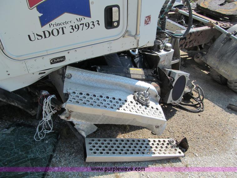 image for item E2095 2007 Kenworth T800 semi truck