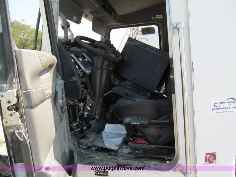 image for item E2095 2007 Kenworth T800 semi truck