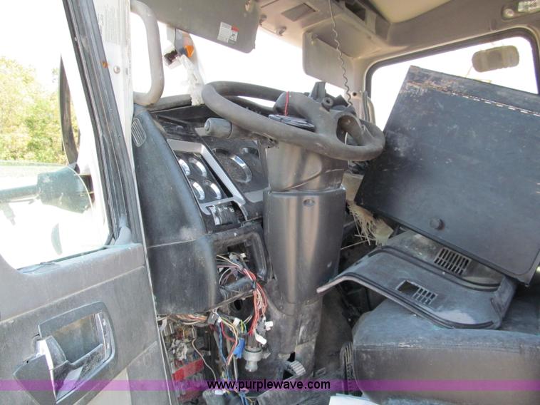 image for item E2095 2007 Kenworth T800 semi truck