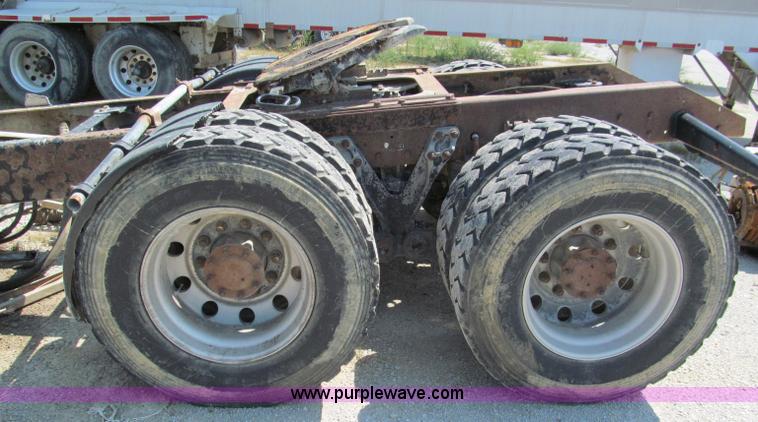 image for item E2095 2007 Kenworth T800 semi truck