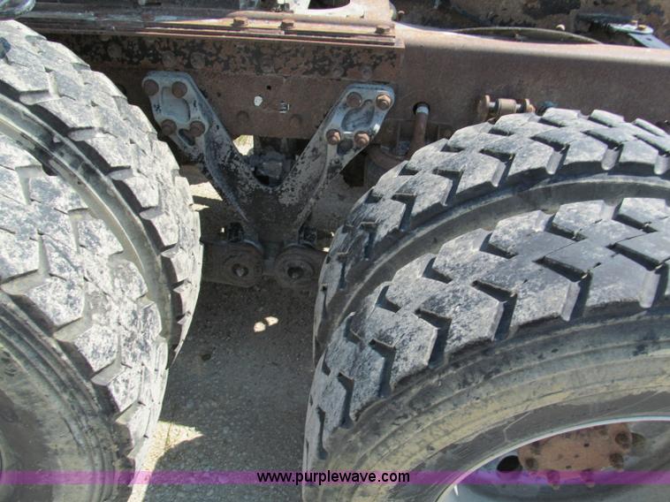 image for item E2095 2007 Kenworth T800 semi truck