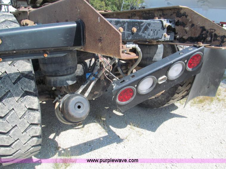 image for item E2095 2007 Kenworth T800 semi truck