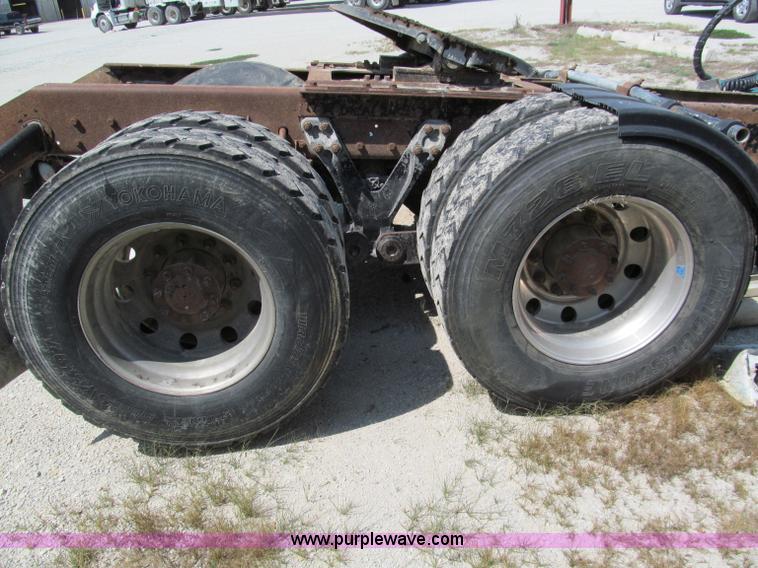 image for item E2095 2007 Kenworth T800 semi truck