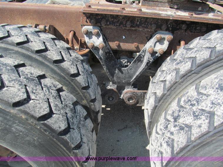 image for item E2095 2007 Kenworth T800 semi truck