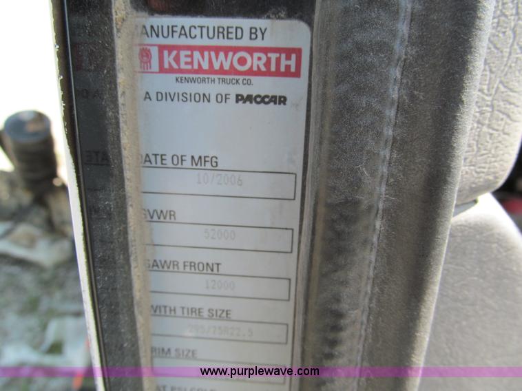 image for item E2095 2007 Kenworth T800 semi truck