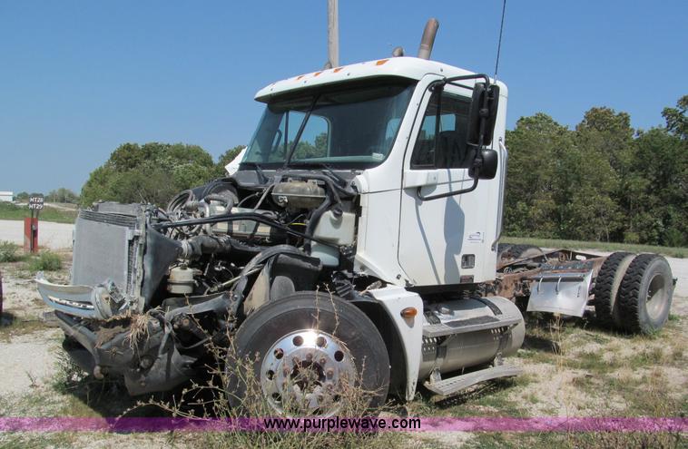 image for item E2098 2005 Freightliner Columbia CL120 semi truck