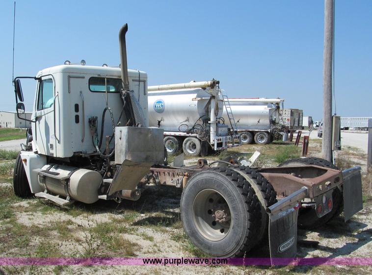 image for item E2098 2005 Freightliner Columbia CL120 semi truck