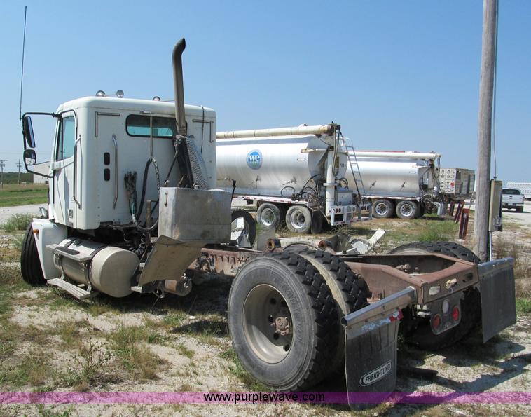 image for item E2098 2005 Freightliner Columbia CL120 semi truck