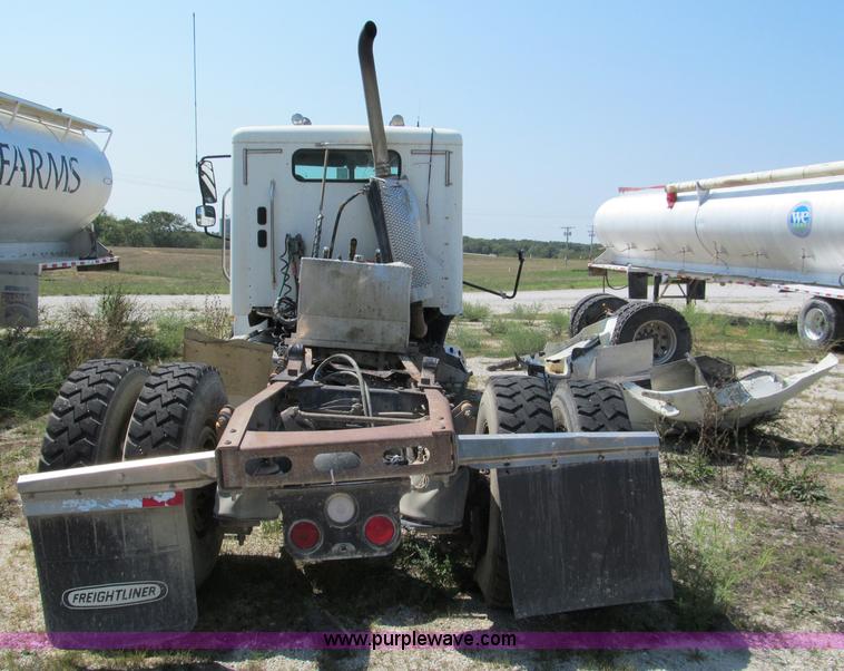 image for item E2098 2005 Freightliner Columbia CL120 semi truck