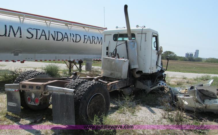 image for item E2098 2005 Freightliner Columbia CL120 semi truck