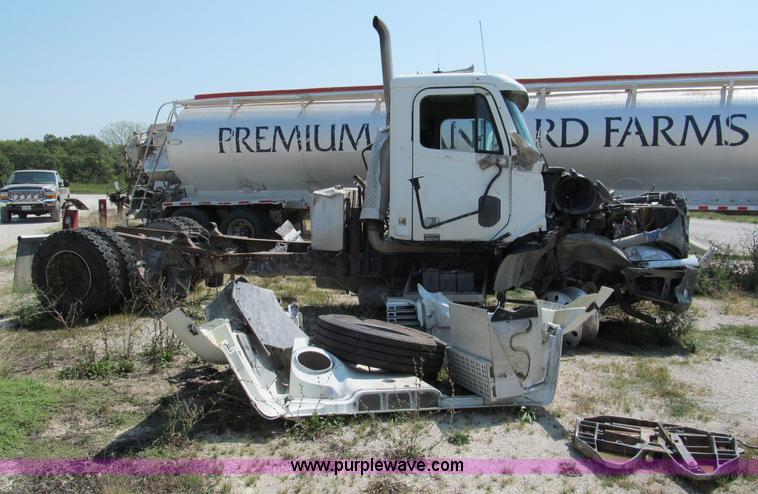 image for item E2098 2005 Freightliner Columbia CL120 semi truck