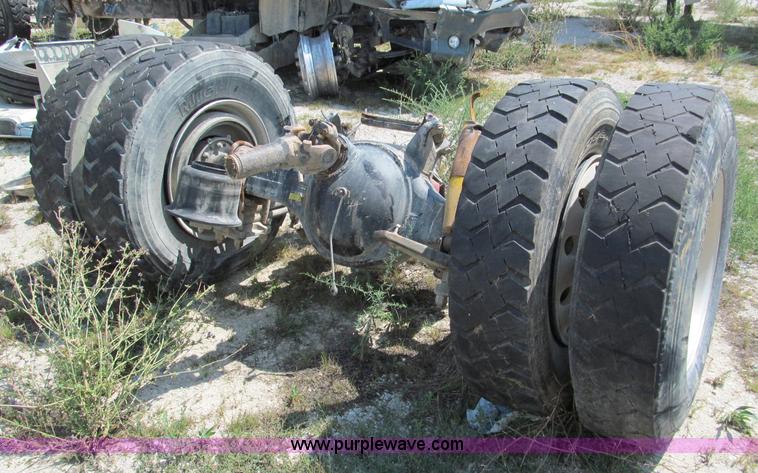 image for item E2098 2005 Freightliner Columbia CL120 semi truck