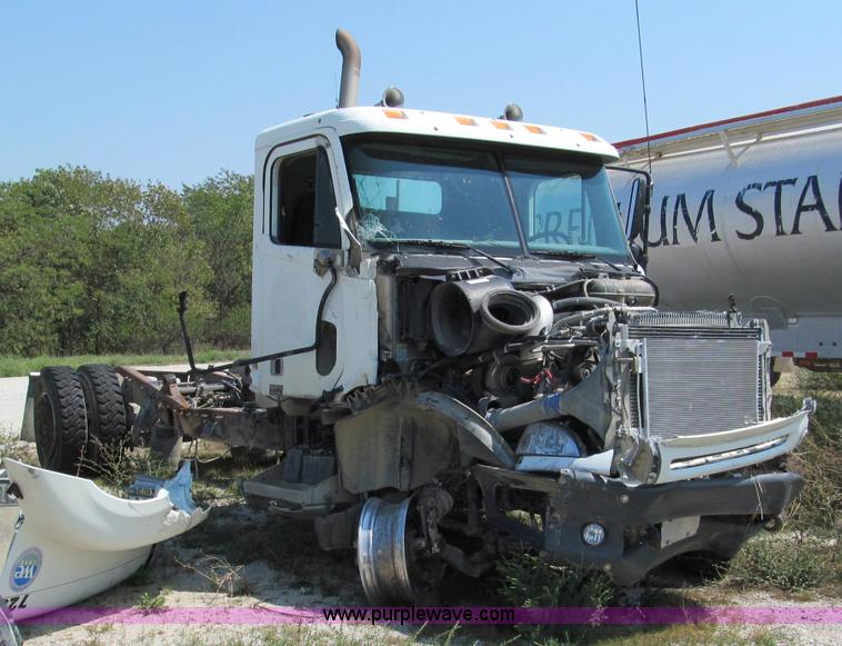 image for item E2098 2005 Freightliner Columbia CL120 semi truck