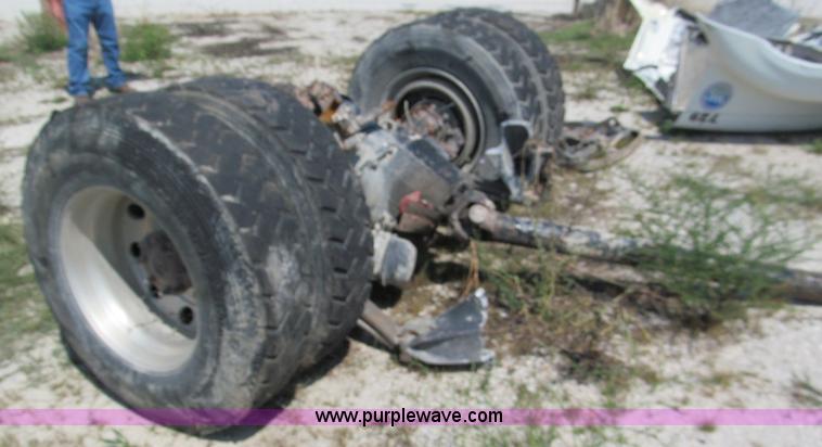 image for item E2098 2005 Freightliner Columbia CL120 semi truck