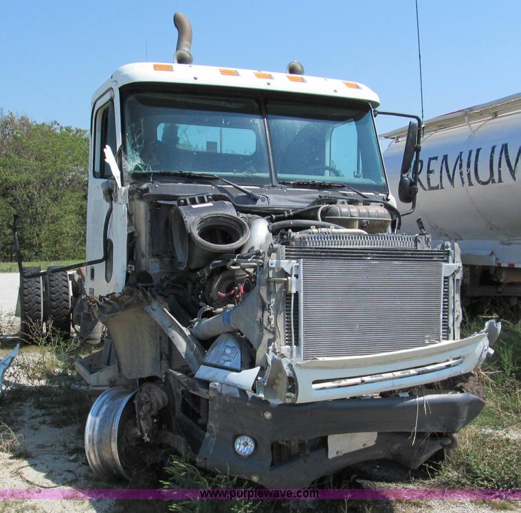 image for item E2098 2005 Freightliner Columbia CL120 semi truck