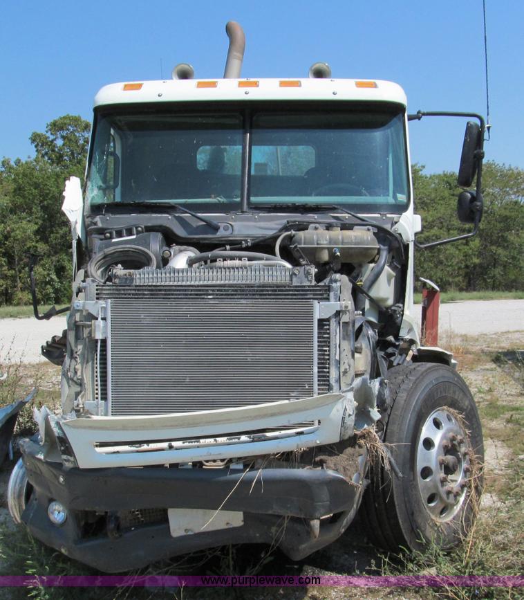 image for item E2098 2005 Freightliner Columbia CL120 semi truck