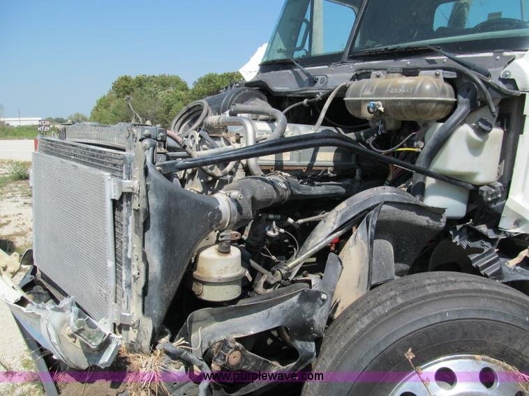 image for item E2098 2005 Freightliner Columbia CL120 semi truck