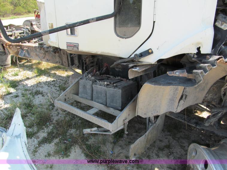 image for item E2098 2005 Freightliner Columbia CL120 semi truck