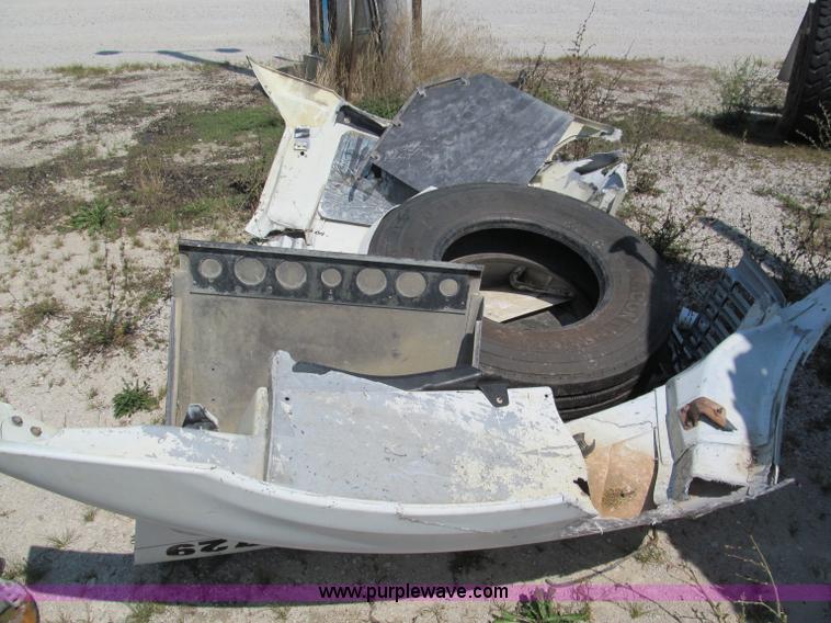 image for item E2098 2005 Freightliner Columbia CL120 semi truck