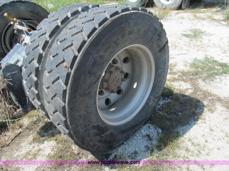 image for item E2098 2005 Freightliner Columbia CL120 semi truck