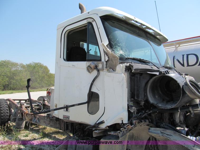 image for item E2098 2005 Freightliner Columbia CL120 semi truck