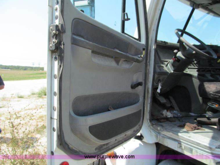 image for item E2098 2005 Freightliner Columbia CL120 semi truck